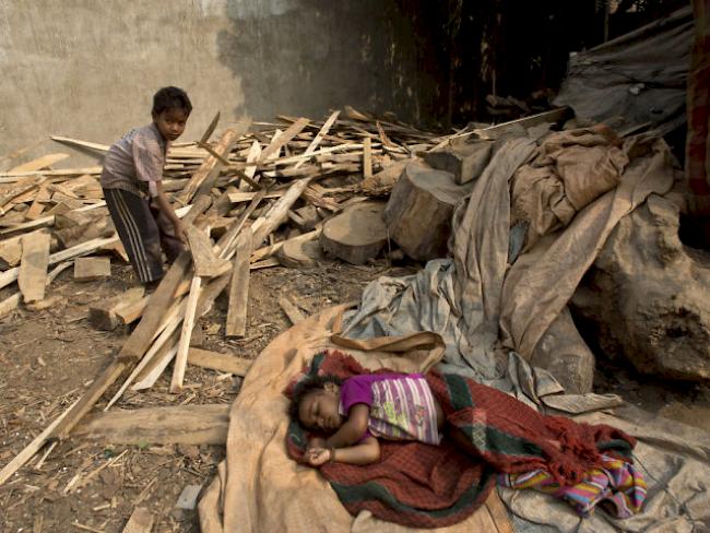 Zwei obdachlose Kinder im Slum von Gauhati, Indien (Symbolbild)