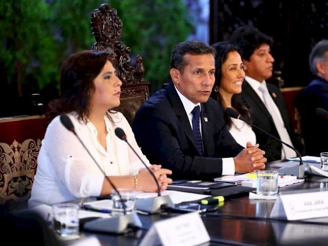 Perus Regierungschefin Jara (l.) neben Präsident Humala (Mitte)