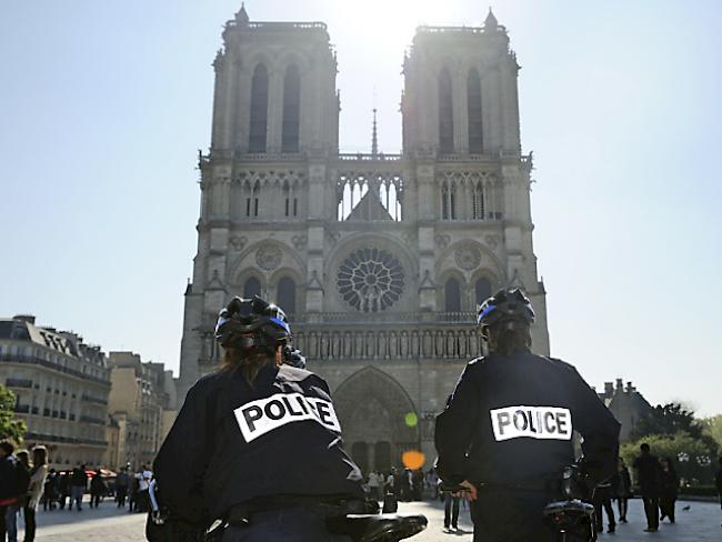 Angst vor weiterem Terror: Polizisten patroullieren in Paris