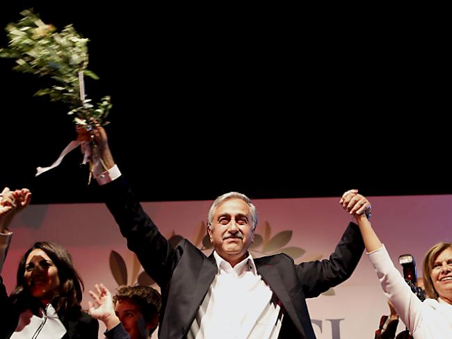 Wahlsieger Mustafa Akinci feiert in Nikosia