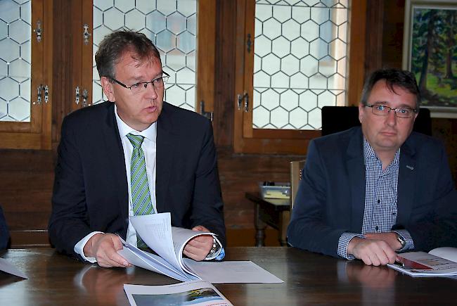 Gemeindepräsident Manfred Holzer und Bruno Escher anlässlich der Präsentation der Verwaltungsrechnung 2014