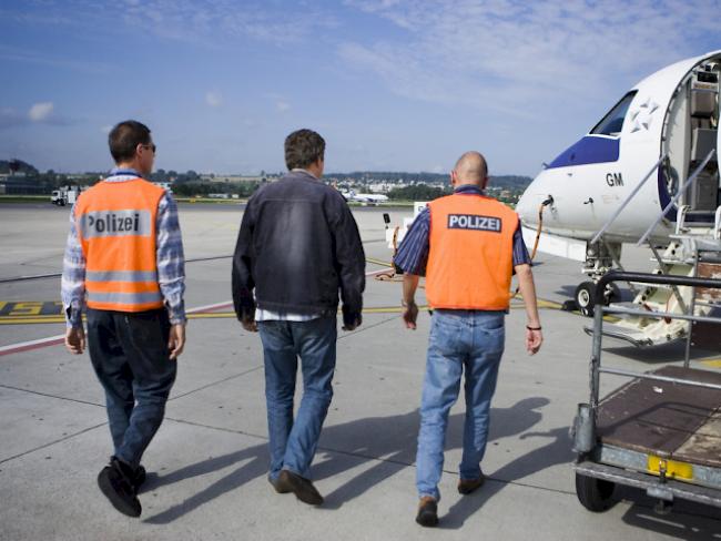 Ein Mann wird via Flughafen Zürich-Kloten ausgeschafft (Symbolbild)