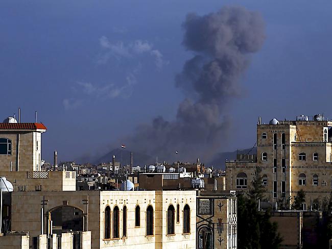 Rauch steigt auf über Sanaa: Jemens Hauptstadt unter Beschuss