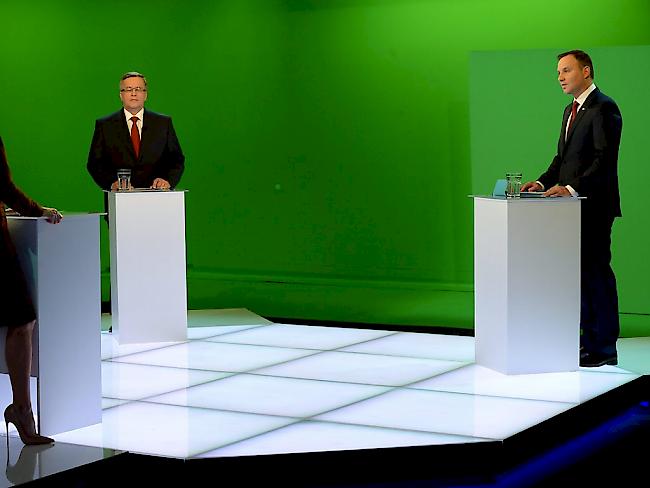 Diese beiden Herren wollen Präsident Polens werden: Amtsinhaber Bronislaw Komorowski (2. v. l.) und  Andrzej Duda (rechts) während eines TV-Duells im Vorfeld der Wahl von heute Sonntag (Archiv)