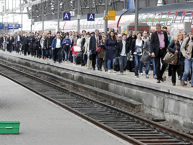Passagiere steigen am 20. Mai in Frankfurt aus einem Zug aus. Es ist einer der wenigen Züge, der noch fährt, da die deutschen Eisenbahner vor Pfingsten erneut streiken.