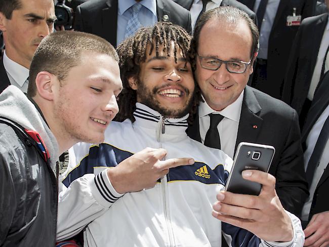 Das Selfie mit dem französischen Präsidenten und der umstrittenen Geste am 15. April in Bern