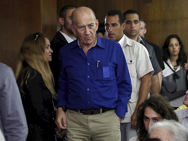 Israels ehemaliger Ministerpräsident Ehud Olmert in einer Archivaufnahme Mitte Mai 2014 beim Bezirksgericht in Tel Aviv. Olmert wurde nun in Jerusalem wegen Bestechlichkeit zu einer achtmonatigen Gefängnisstrafe verurteilt.